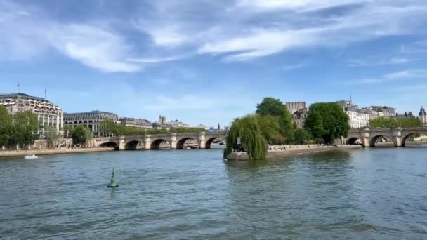 View of Paris from the ship from the River Seine to the numerous bridges of Paris — Vídeo de Stock