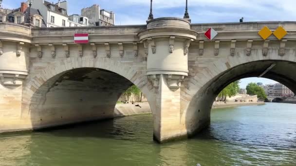 View of Paris from the ship from the River Seine to the numerous bridges of Paris — Vídeo de Stock