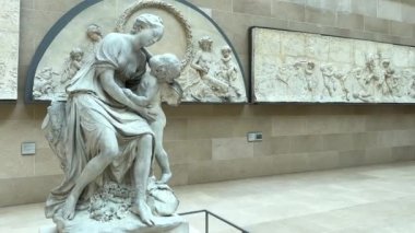 Jean Baptiste Pigalle 1754 'te Chateau Bellevue Park Paris bölgesi için kuruldu. Bu topluluk, Markiz Pompadour' un Dostluk Heykeli 'ne benziyor.