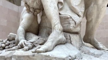 Heykel, Louvre, Fransa, Antoine Lyon Seine 'in mermerinde sol elinde bir kürek tasvir edilmiştir. Yanında bir sürü üzüm yakalayan satir bir çocuk var..