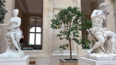 Louvre 'un ana salonundaki beyaz mermer heykeller yan yana duruyorlar. Çok güzel Paris Fransa 22. 04. 22.
