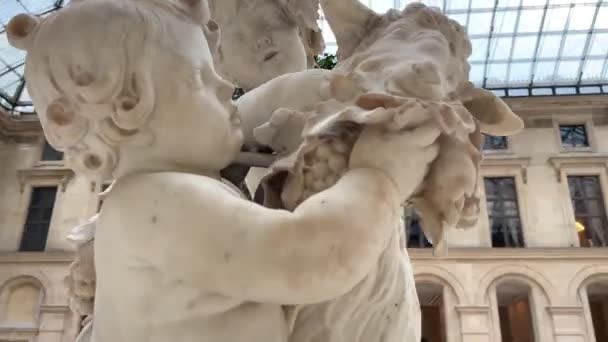 Vit marmor skulpturer i stora hallen i Louvren stå bredvid varandra det är mycket vackert Paris Frankrike 22 04 22 — Stockvideo