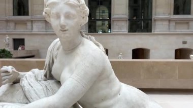 Jacques PROU, 1655 Paris, Amphitrite Çeşmesi, Yunan mitolojisinde deniz tanrısı Poseidon 'un karısı, burada Paris' te bir yunusa yaslanmış bir peri figürü olarak sunuluyor.