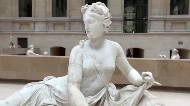 Sculpture, France, Claude Poirier Paris, Nymphe Arethus, Nymphe nommée Arethus, Du parc Marly posée successivement sur plusieurs fontaines, Marbre, Cette figure d'une nymphe inclinable surmontée de roseaux — Video