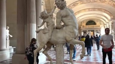 Louvre 'da sırtında bir melek olan bir Centaur heykeli. Eğitimli, 26.04.22 Paris Fransa.