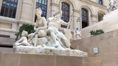 Bu alegorik heykel grubu, Parc Marly 'nin dibinde ibadet edilen Fransa nehirlerini sembolize edenlerden biriydi: Loire Nehri. iki çocuk