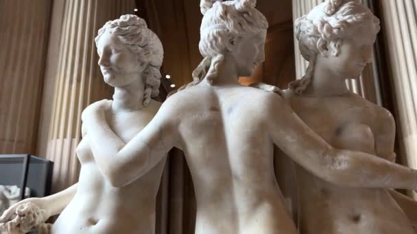 Скульптура трьох дівчат у Луврі, зроблена з білого мармуру 26.04.22 Паризька Франція — стокове відео