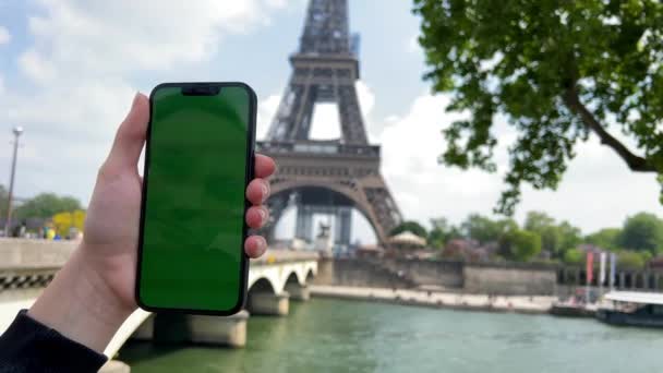 A womans hand with vitiligo holds smartphone with green screen. Back view shot. Chroma key, close up woman hand holding phone with vertical green screen. — 비디오