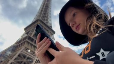 Paris turnesinin reklamını yapan seyahat acentesi, verilerini Eyfel Kulesi 'nin arka planındaki yeşil ekran kromatlı telefona yerleştirebilir.