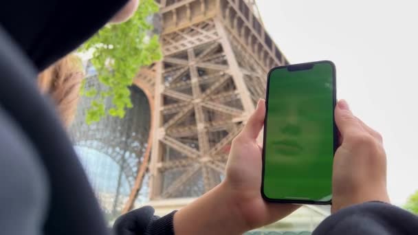 Tiener meisje met losse haar bruin haar bruin haar danst met telefoon vreugde op het scherm van kreupelheid groen scherm beige achtergrond — Stockvideo