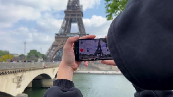 Ung kvinna njuter av vacker utsikt över landskapet på floden med Eiffeltornet från båten under solnedgången i Paris — Stockvideo