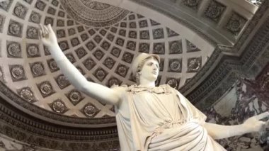 Louvre 'un ana salonundaki beyaz mermer heykeller yan yana duruyorlar. Çok güzel Paris Fransa 22. 04. 22.