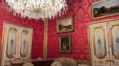 Milos Afrodit Heykeli 'nden beri Louvre' da şık salonlar ya da Milo Napolyon Venüsü 'nde büyük avizeler ve kırmızı koltuklar 26.04.22 Paris Fransa