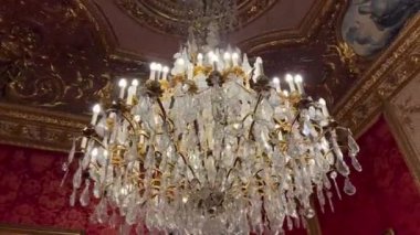 Milos Afrodit Heykeli 'nden beri Louvre' da şık salonlar ya da Milo Napolyon Venüsü 'nde büyük avizeler ve kırmızı koltuklar 26.04.22 Paris Fransa