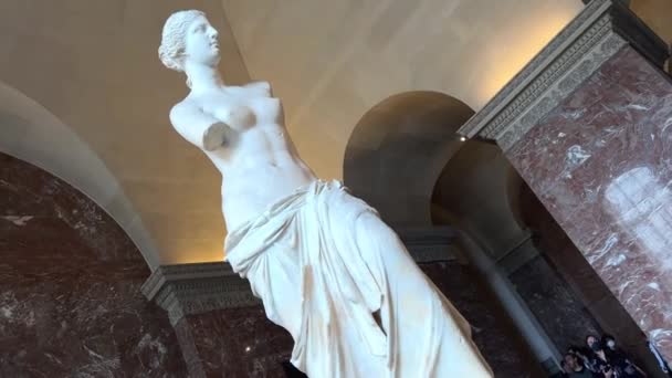 Statue der Aphrodite von Milos oder Venus von Milo 26.04.22 Paris Frankreich — Stockvideo