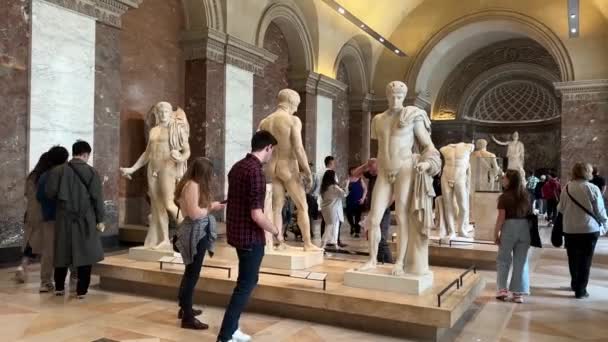 Люди в Лувре смотрят на статуи пешком 26.04.22 Париж Франция — стоковое видео