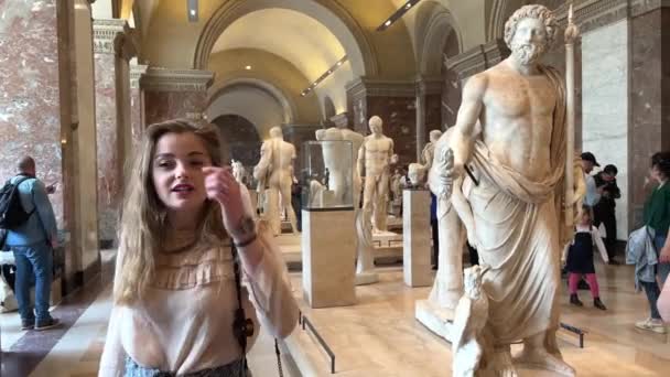 Les gens au Louvre voient des statues se promener 26.04.22 Paris France — Video