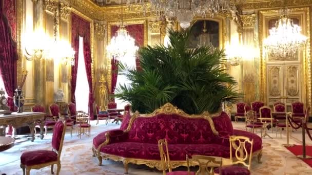 Chic halls in the Louvre since the time Statue of Aphrodite of Milos or Venus of Milo Napoleon with huge chandeliers and red armchairs 26.04.22 Paris France — стоковое видео