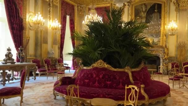Chic termek a Louvre óta az idő Aphrodite Milos vagy Vénusz Milo Napóleon hatalmas csillárok és vörös fotelek 26.04.22 Párizs Franciaország — Stock videók