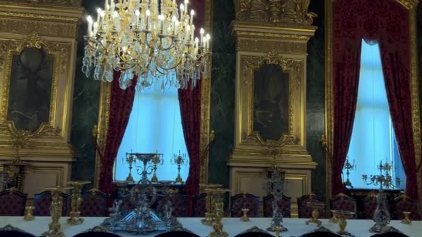 Milos Afrodit Heykeli 'nden beri Louvre' da şık salonlar ya da Milo Napolyon Venüsü 'nde büyük avizeler ve kırmızı koltuklar 26.04.22 Paris Fransa — Stok video