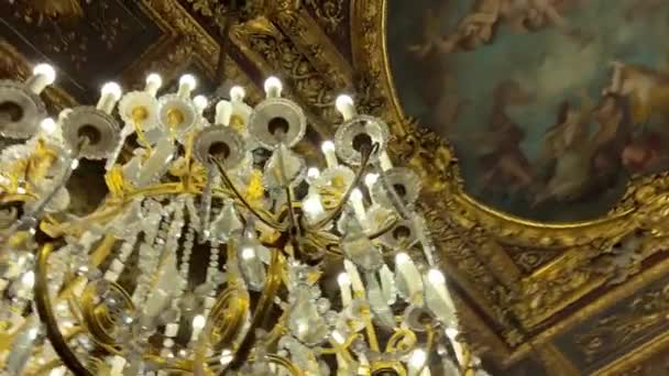 Chic halls in the Louvre since the time Statue of Aphrodite of Milos or Venus of Milo Napoleon with huge chandeliers and red armchairs 26.04.22 Paris France — стоковое видео