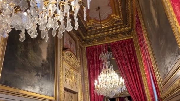 Chic halls in the Louvre since the time Statue of Aphrodite of Milos or Venus of Milo Napoleon with huge chandeliers and red armchairs 26.04.22 Paris France — Vídeos de Stock