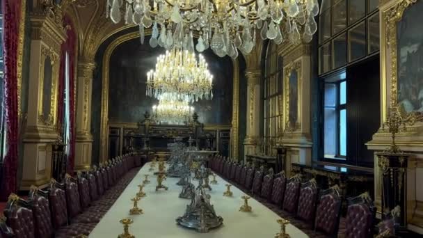 Chic halls in the Louvre since the time Statue of Aphrodite of Milos or Venus of Milo Napoleon with huge chandeliers and red armchairs 26.04.22 Paris France — Stock Video