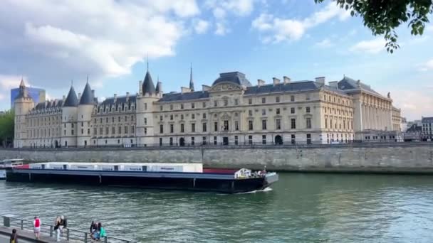 Cour de Cassation. Högsta domstolen i Paris över floden Seine. Vacker fasad av regeringskansliet Högsta domstolen. Castle Conciergerie ett före detta kungligt palats och fängelse i Paris, Frankrike. — Stockvideo