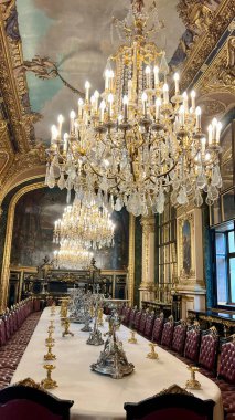 Milos Afrodit Heykeli 'nden beri Louvre' da şık salonlar ya da Milo Napolyon Venüsü 'nde büyük avizeler ve kırmızı koltuklar 26.04.22 Paris Fransa