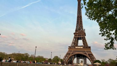 Akşamları Eifel Kulesi Paris seyahati için iyi bir ekran koruyucudur.