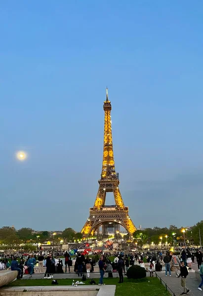 Eifel Tower på kvällen är en bra skärmsläckare för reklam en resa till Paris — Stockfoto