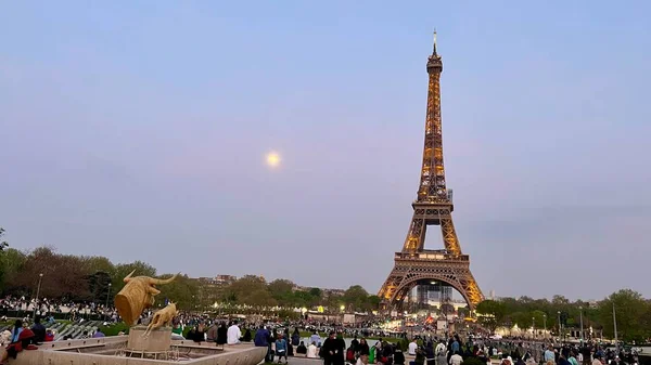 Eifel Tower på kvällen är en bra skärmsläckare för reklam en resa till Paris — Stockfoto