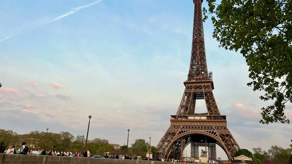 Wieża Eifel wieczorem jest dobrym wygaszaczem ekranu do reklamy podróży do Paryża — Zdjęcie stockowe