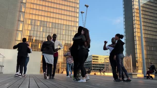 Άτομα που χορεύουν κιζόμπα στην πίστα 28.04.22 Paris Γαλλία — Αρχείο Βίντεο