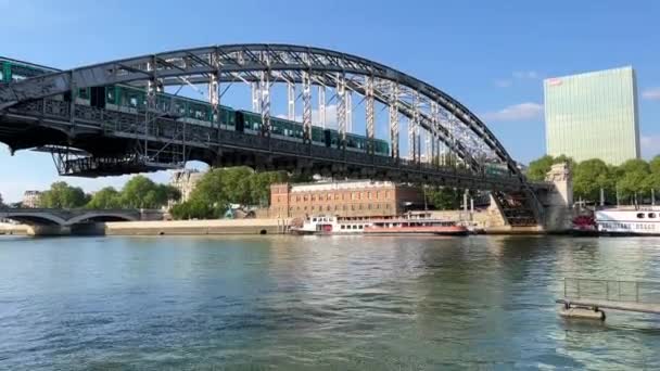空と川の旅と静けさを背景に橋と電車 — ストック動画