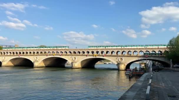 Köprü ve tren gökyüzü ve nehir yolculuğu ve sükunete karşı — Stok video