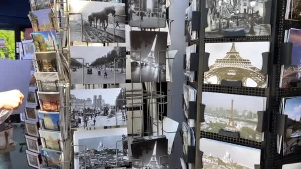 Vintage καρτ-ποστάλ από το Παρίσι με τον πύργο του Άιφελ, πάνω από το γαλάζιο του ουρανού — Αρχείο Βίντεο