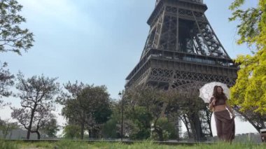 Yakın plan çilli bir kızın hassas yüzü. Sarı saçları ve parlak gözleri var. Görünüşü ve her reklam için kullanılabilir.