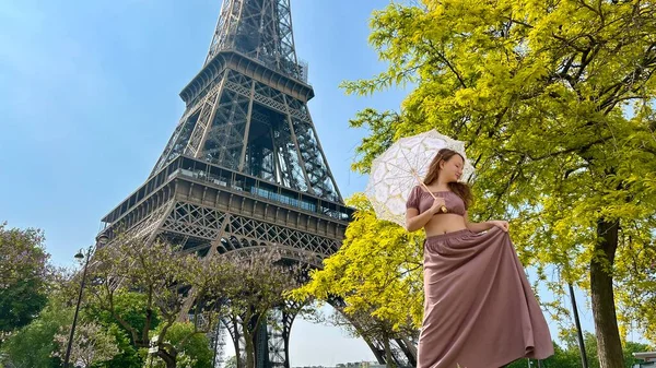 Gyengéd arca egy szeplős lány közelkép ő szőke haj és fényes szemek Úgy néz ki, és fel lehet használni minden reklám ent van egy hely a szöveg Eiffel torony a háttérben — Stock Fotó