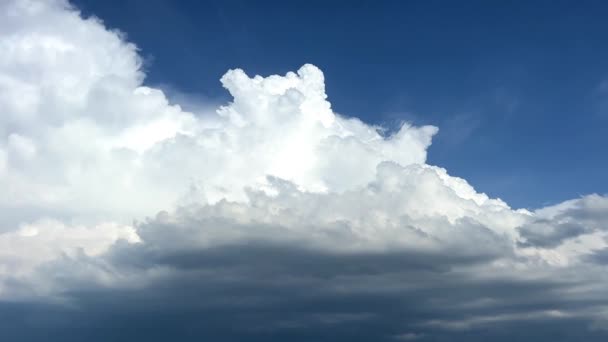 Le ciel bleu avec de grands nuages blancs a été pris de la Haute Montagne et il s'avère que du côté — Video