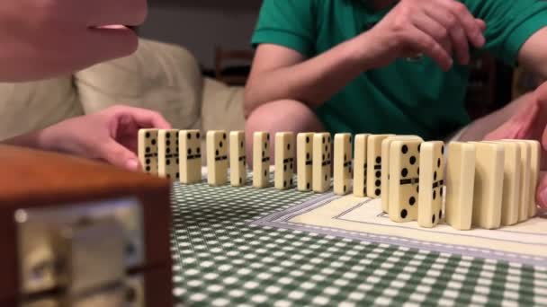 玩多米诺骨牌女孩的手和男人的手制造多米诺骨牌 — 图库视频影像