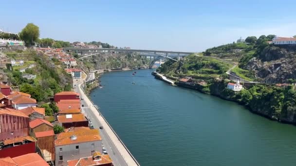 Porto, Portugalsko. Obrázek panoramatické panoráma města Porto, Portugal s slavný Luis I most a řeku Douro během dramatický západ slunce. — Stock video