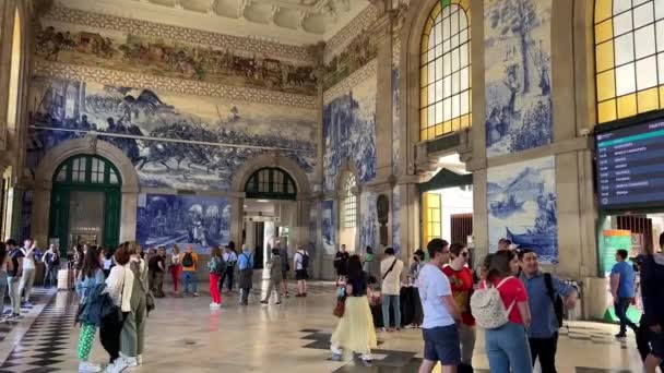 Estação ferroviária na cidade do Porto belo salão e mosaico — Vídeo de Stock