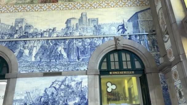 Railway station in the city of Porto beautiful hall and mosaic — Stock Video