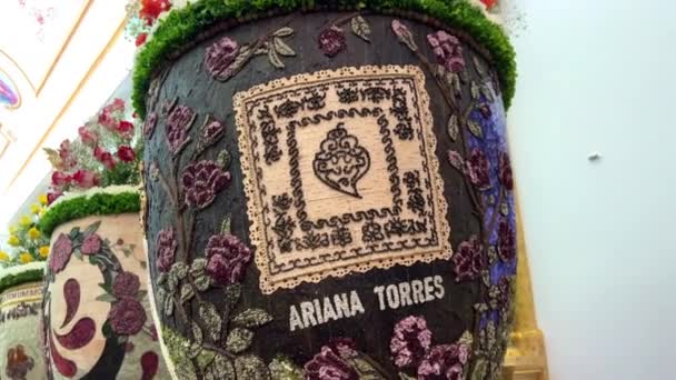 Bloemenfestival in Portugal in de kerk mensen maakten schilderijen van bloemen met hun eigen handen met alleen verse bloemen en bladeren — Stockvideo