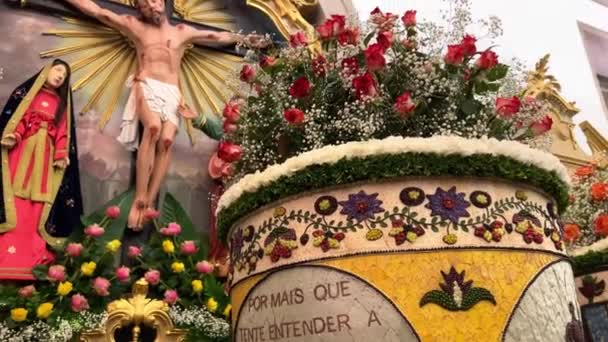 Bloemenfestival in Portugal in de kerk mensen maakten schilderijen van bloemen met hun eigen handen met alleen verse bloemen en bladeren — Stockvideo