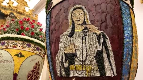 Festival de flores em Portugal na igreja as pessoas fizeram pinturas a partir de flores com as próprias mãos usando apenas flores e folhas frescas. — Vídeo de Stock