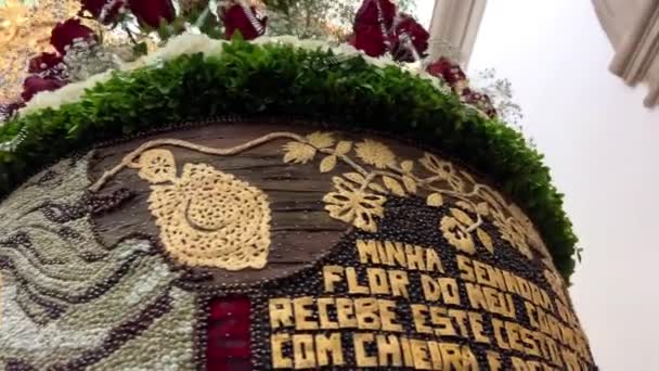 Festivalul de flori din Portugalia în biserică oamenii au făcut picturi din flori cu propriile mâini folosind doar flori proaspete și frunze — Videoclip de stoc