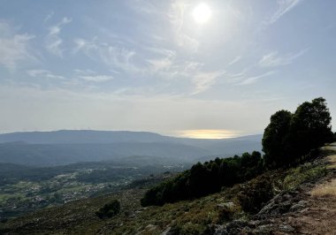 Portekiz 'in en yüksek dağından Atlantik Okyanusu ve güneş parlıyor