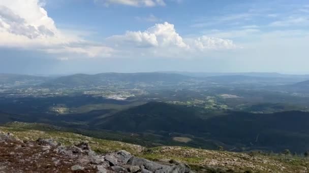 Uitzicht vanaf de hoogste berg van Portugal video Atlantische Oceaan en de zon schijnt — Stockvideo